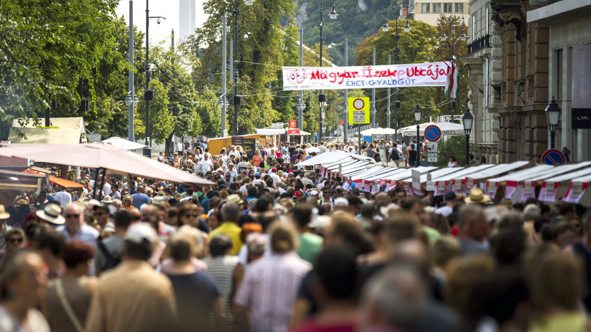A Magyar Ízek Utcája rendezvény az I. kerületi Lánchíd utcában 2017. augusztus 19-én.
