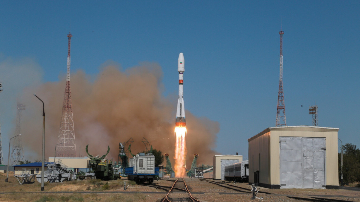 A Roszkoszmosz Orosz Szövetségi Űrügynökség által közreadott képen felbocsátják az  Omar Hajjám iráni kémműholdat a világűrbe szállító Szojuz orosz hordozórakétát a bajkonuri űrközpontból 2022. augusztus 9-én.