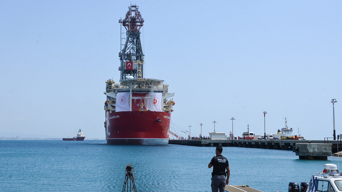 Az Abdülhamid Han török fúróhajó az első kifutására készül a törökországi Mersin kikötőjéből 2022. augusztus 9-én. A 238 méter hosszú, 42 méter széles, 68 ezer tonnás Abdülhamid Han legnagyobb fúrási mélysége 12 200 méter. Ez a negyedik török fúróhajó, amely földgázt kutat a Földközi-tenger alatt.