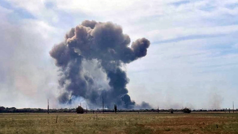 A Krím vezetője információs osztálya és sajtószolgálata által közreadott képen füst gomolyog 2022. augusztus 9-én, miután robbanássorozat történt egy repülőgéplőszert tároló raktárban, a krími Novofjodorovka melletti repülőtéren.