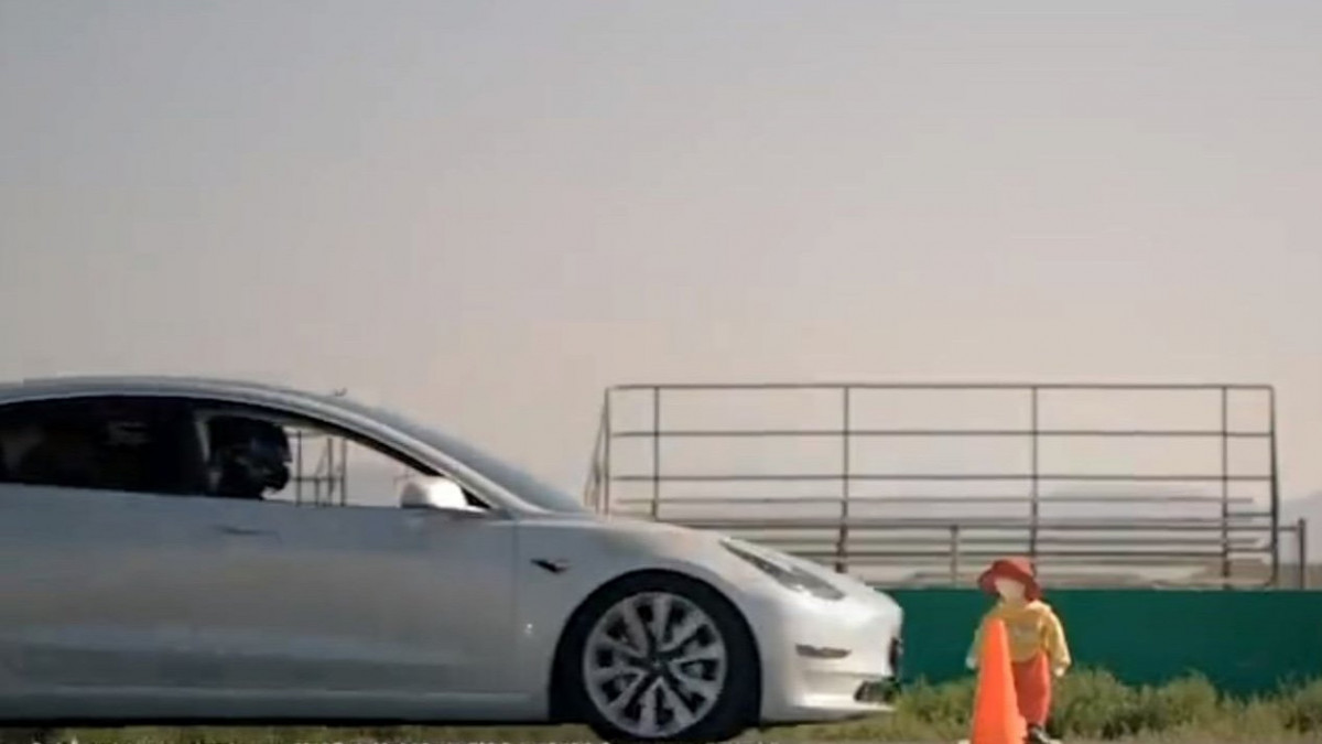 Tesla önvezető autó hibás szoftvere