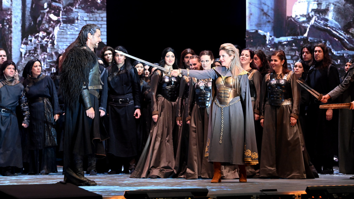 Bretz Gábor (b) Attila és Maria Agresta (j) Odabella szerepében Giuseppe Verdi Attila című operájának próbáján a Margitszigeti Szabadtéri Színpadon 2022. augusztus 10-én este. A színdarabot augusztus 12-én és 14-én mutatják be Aczél András rendezésében.