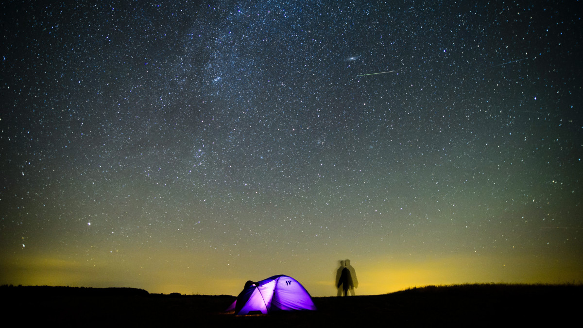 Meteorok az égbolton Salgótarján közelében 2013. augusztus 11-én. A Föld belépett a Perseida meteorraj összetevőit alkotó 109P/Swift-Tuttle üstökös pályája mentén szétszórt porfelhőbe.