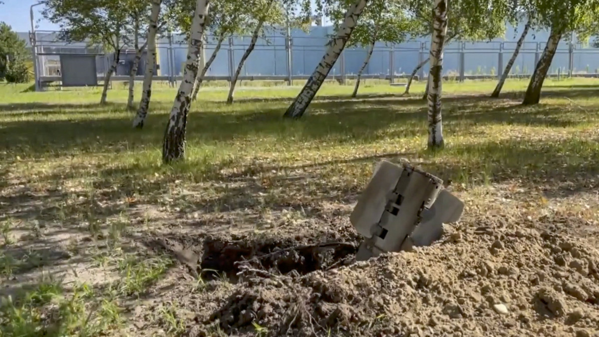 Az orosz védelmi minisztérium sajtószolgálata által közreadott, videófelvételről készült kép egy lövedék becsapódásáról az orosz ellenőrzés alatt álló zaporizzsjai atomerőmű területén a délkelet-ukrajnai Enerhodarban 2022. augusztus 7-én. A támadás során egy kiégett fűtőcsövek tárolására szolgáló raktárt ért találat, valamint radioaktivitás mérésére szolgáló szenzorok sérültek meg. Az orosz és az ukrán erők egymást vádolják a zaporizzsjai atomerőmű lövetésével.