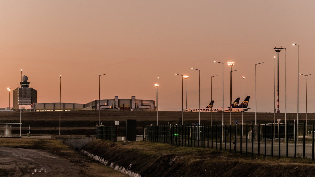 Budapest, 2021. december 31. Repülőgépek parkolnak a Budapest Liszt Ferenc Nemzetközi Repülőtér betonján. Balra a repülőtér irányítótornya. MTVA/Bizományosi: Faludi Imre