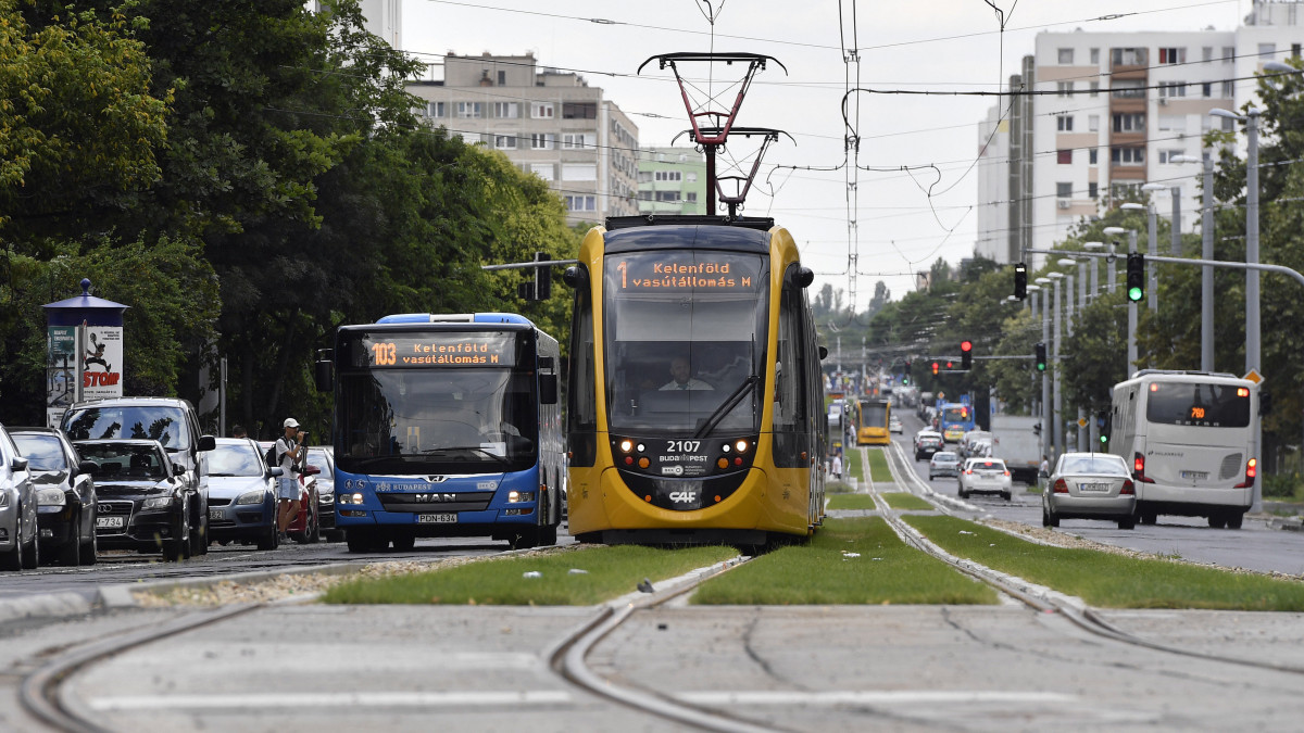 CAF villamos az 1-es villamosvonal Etele térig meghosszabbított pályaszakaszán, az Etele úton 2019. július 9-én. Befejeződött a villamosvonal meghosszabbítása, az új, 1,7 kilométeres szakaszt kedden adta át Tarlós István főpolgármester. A villamos a teljes vonalán, a kelenföldi vasútállomás és a Bécsi út között közlekedik.