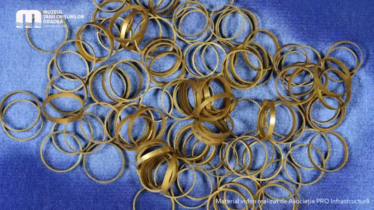 Egyetlen őskori sírban 169 aranygyűrűt találtak a régészek - videó