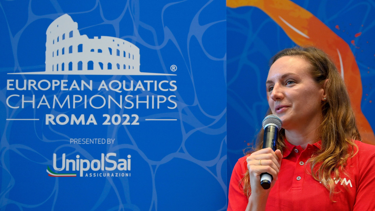 Hosszú Katinka háromszoros olimpiai bajnok úszó a vizes Európa-bajnokság kezdete előtti napon tartott sajtótájékoztatón Rómában 2022. augusztus 10-én.