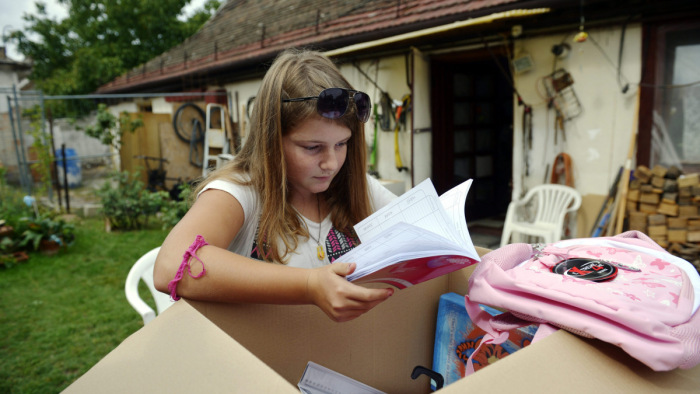 Kétezer rászoruló gyerek kaphat iskolakezdési csomagot