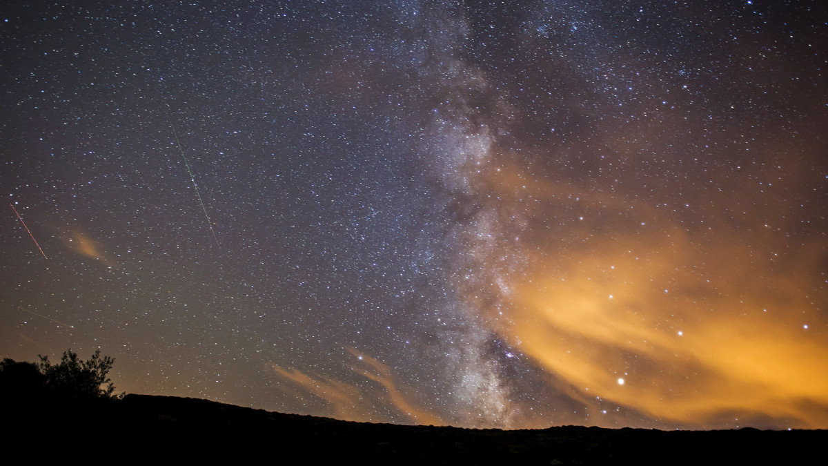 San Miguel de Aguayo, 2017. augusztus 13.A Perseida meteorraj két tagja elég a légkörben a Tejút közelében a spanyolországi San Miguel de Aguayo felett 2017. augusztus 13-án, miután a Föld belépett a Perseida meteorraj összetevőit alkotó 109P/Swift-Tuttle üstökös pályája mentén szétszórt porfelhőbe. A Perseidák az egyik legismertebb, fényes meteorokat és sűrű hullást produkáló meteorraj. A raj sok apró porszemcséből áll, amelyek a földi légkörben nagy sebességük következtében felhevülnek és elégnek. (MTI/EPA/Pedro Puente Hoyos)