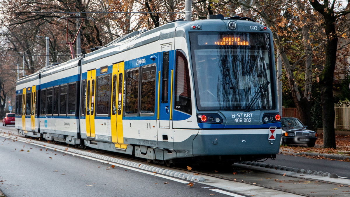 Utasokat szállító tram-train hódmezővásárhelyen 2021. november 29-én. Ezen a napon indult a Hódmezővásárhely-Szeged tram-train (villamosvasút), az utasok április közepéig ingyen utazhatnak a két város között. A tram-trainnel a két város központja 35 perc távolságra kerül egymástól, az utasok a lakásukhoz legközelebbi megállóban, villamosmegállóban felszállva eljuthatnak a másik város központjába.