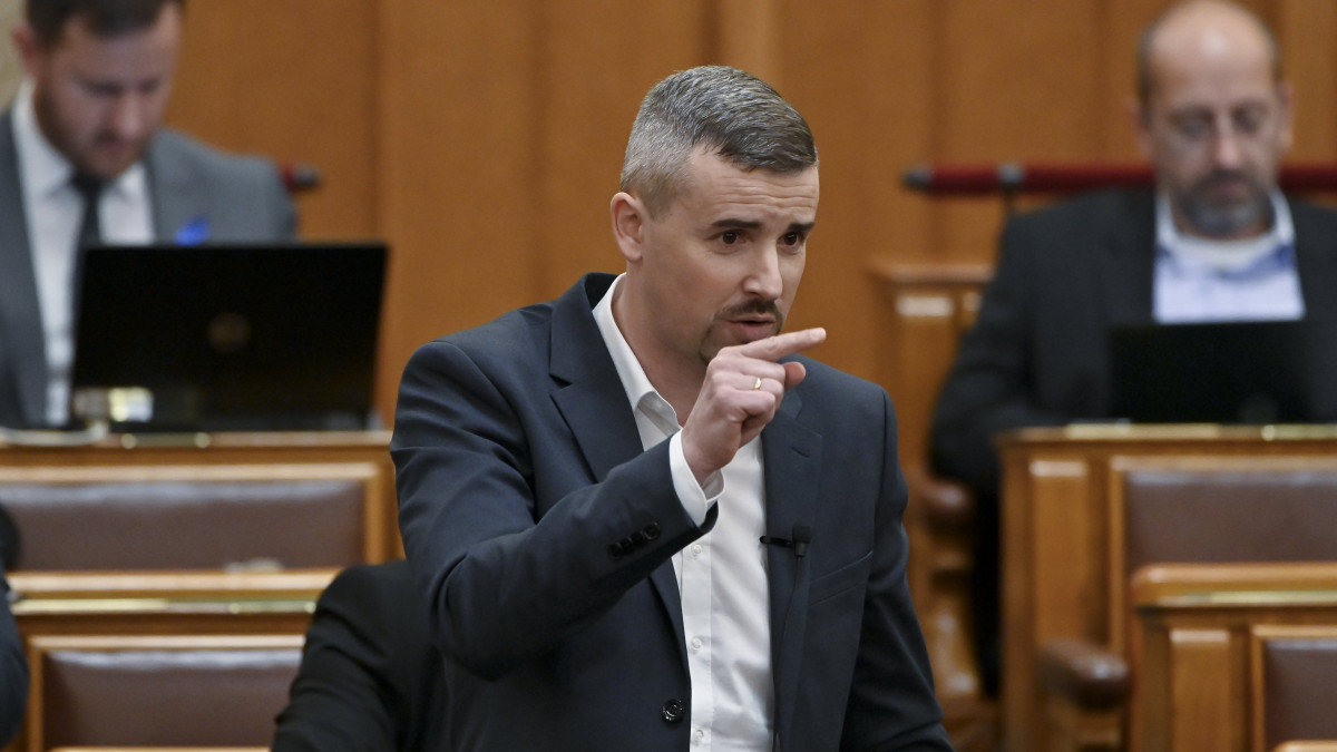 Jakab Péter, a Jobbik frakcióvezetője napirend előtt felszólal az Országgyűlés plenáris ülésén 2021. november 8-án.