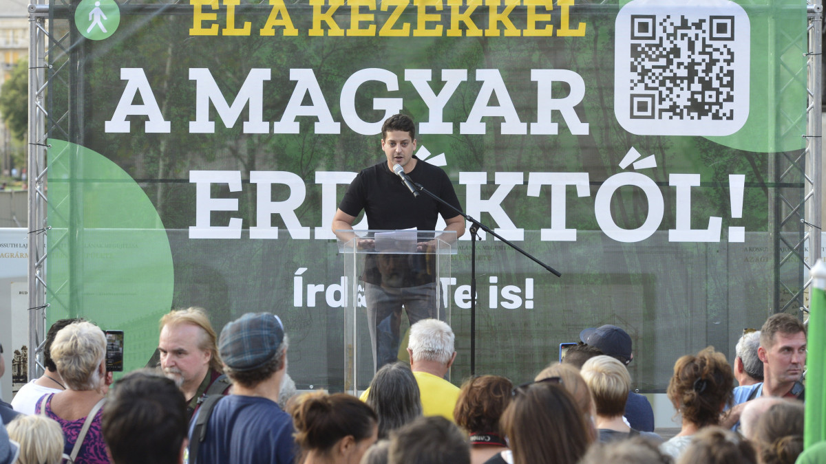 Ungár Péter, az LMP frakcióvezetője beszédet mond az LMP tüntetésén az Agrárminisztérium épületénél, ahol erdeink tarvágását lehetővé tevő kormányrendelet ellen tiltakoztak 2022. augusztus 12-én.