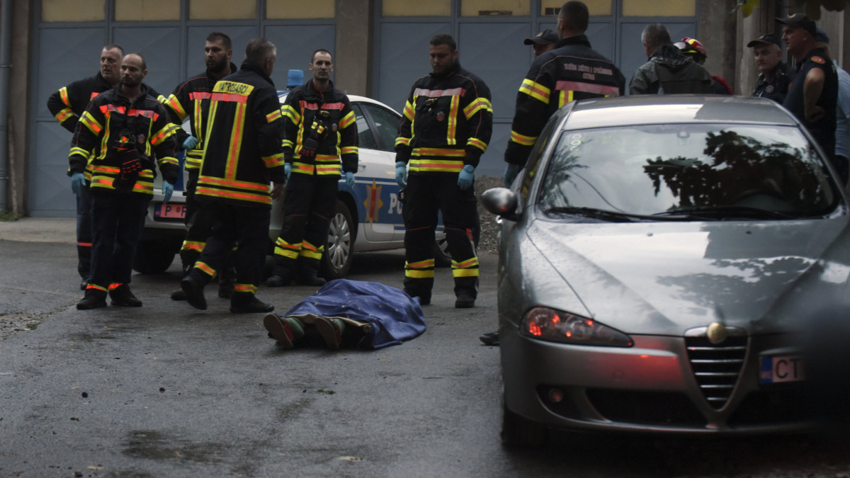 Holttest mellett állnak tűzoltók Cetinjében 2022. augusztus 12-én, miután egy férfi családi vitát követően lövöldözni kezdett, és megölt tizenegy embert a montenegrói fővárostól, Podgoricától mintegy 30 kilométerre fekvő városban. A támadót tűzharc eredményeképpen agyonlőtték a rendőrök.