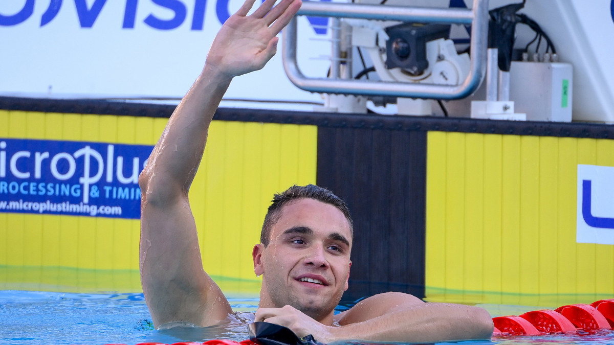 A győztes Milák Kristóf a férfi 100 méteres pillangóúszás döntője után a római vizes Európa-bajnokságon a Stadio Del Nuotóban 2022. augusztus 14-én.