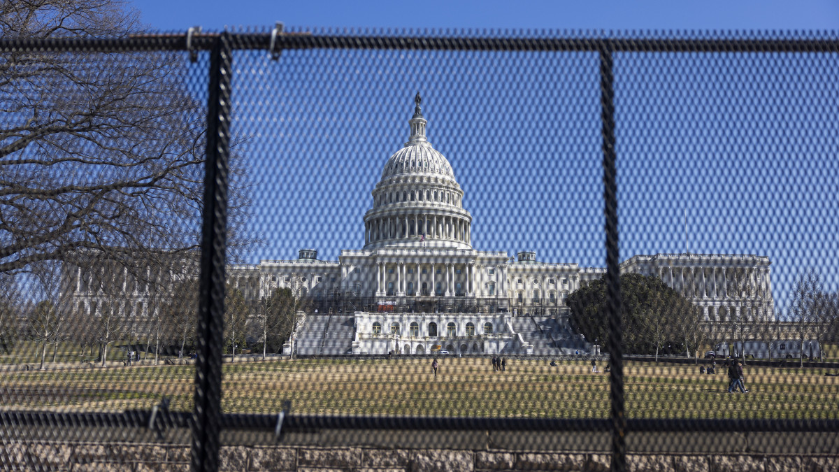 Biztonsági kerítés a washingtoni törvényhozás épülete, a Capitolium körül 2022. február 27-én. Joe Biden amerikai elnök március 1-jén tartja államfői évértékelő beszédét.
