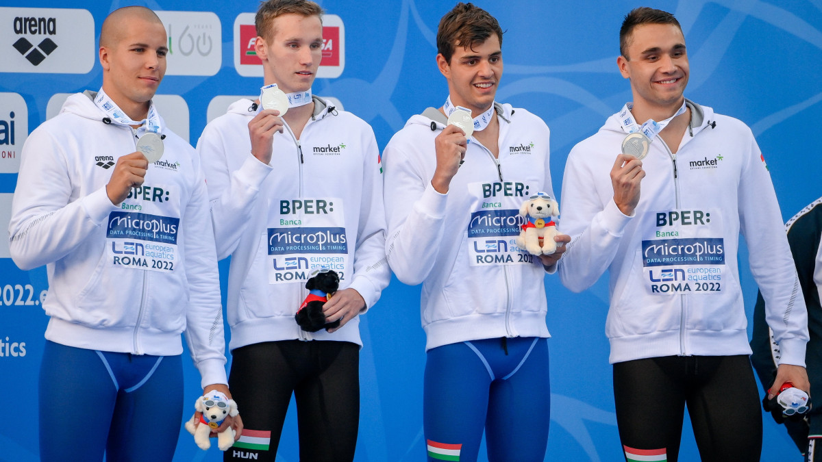 Az ezüstérmes magyar váltó, Szabó Szebasztián, Mészáros Dániel, Németh Nándor és Milák Kristóf (b-j) a férfi 4x100 méteres gyorsváltó döntőjének eredményhirdetésén a római vizes Európa-bajnokságon a Stadio Del Nuotóban 2022. augusztus 14-én.