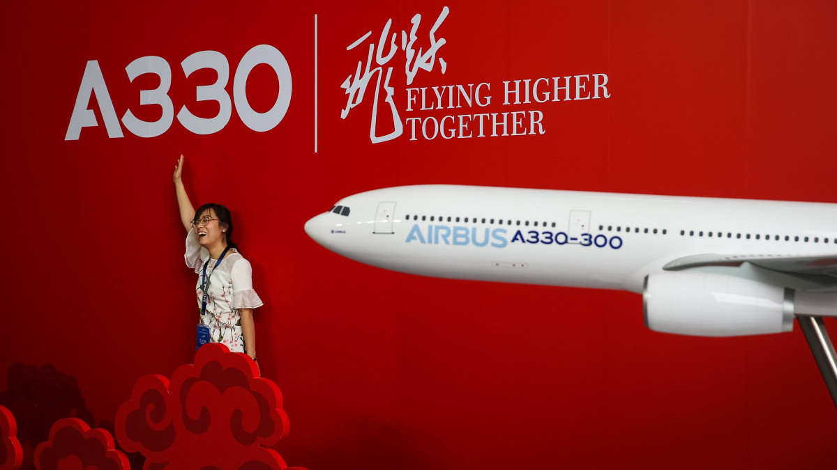 Tiencsin, 2017. szeptember 20.Látogató fényképezkedik az Airbus európai konzorcium A330 típusú repülőgépének makettjénél a Tiencsin kínai légitársaság új összeszerelőüzemének megnyitóján az észak-kínai Tiencsinben 2017. szeptember 20-án. A Boeing 777-tel konkuráló A330-300 szélestörzsű utasszállító gépből a tervek szerint kezdetben havi egy, később havi kettő készül a kínai városban, ahol 2008 óta az Airbus A320-as repülőgépeit is gyártják. (MTI/EPA/Roman Pilipej)