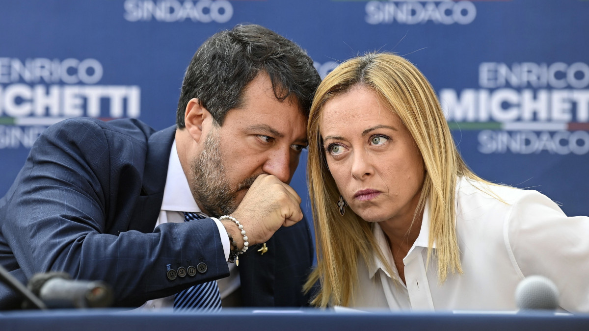 Matteo Salvini, a kormányzó olasz Liga párt és Giorgia Meloni, az ellenzéki Olasz Testvérek (FdI) párt vezetője az Enrico Michetti római polgármesterjelölt kampányának befejezésével tartott római sajtóértekezleten 2021. október 1-jén.