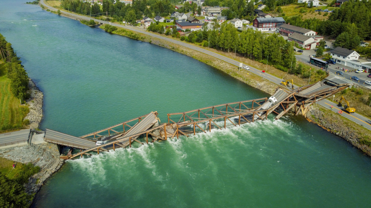 Légi felvétel a leomlott Tretten hídról 2022. augusztus 15-én. A baleset következtében két jármű a Gudbrandsdalenben folyóba zuhant, a sofőröket sértetlenül sikerült kimenteni.