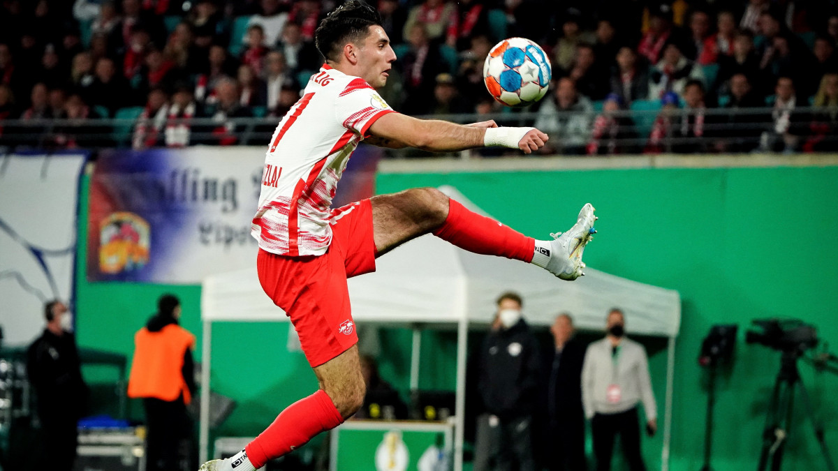 Szoboszlai Dominik, az RB Leipzig játékosa a német labdarúgókupa elődöntőjében, az FC Union Berlin ellen játszott mérkőzésen Lipcsében 2022. április 20-án.