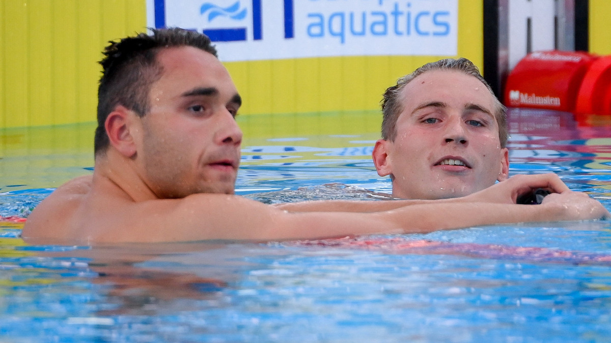 Márton Richárd (j) és Milák Kristóf  a célban a férfi 200 méteres pillangóúszás elődöntőjében a római vizes Európa-bajnokságon a Stadio Del Nuotóban 2022. augusztus 15-én.