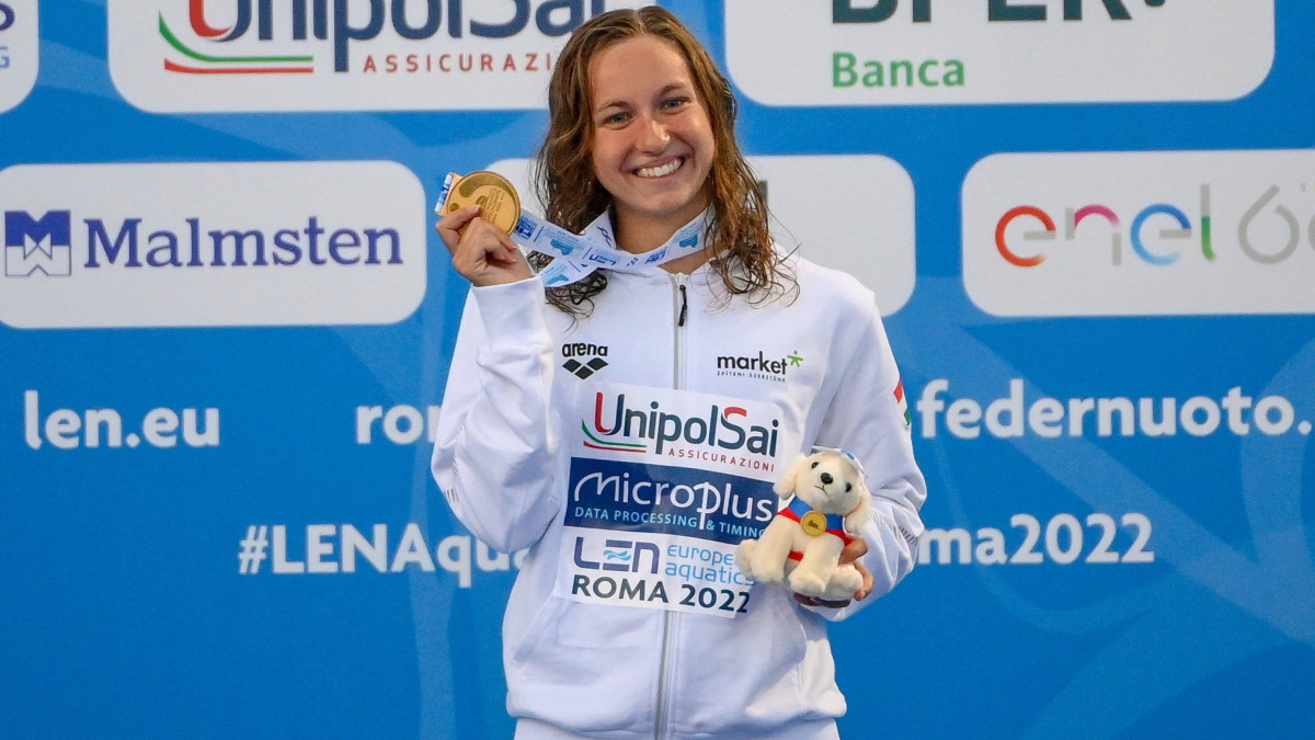 A győztes Mihályvári-Farkas Viktória a női 400 m vegyesúszás döntőjének eredményhirdetésén a római vizes Európa-bajnokságon a Stadio Del Nuotóban 2022. augusztus 13-án.