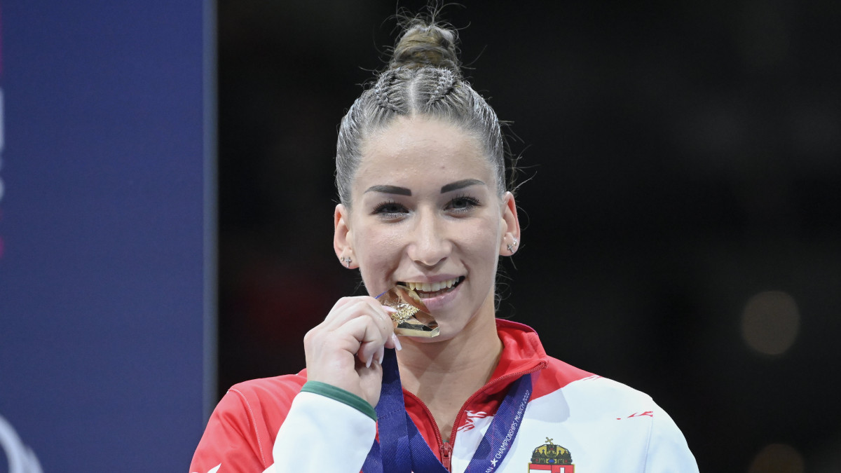 Az aranyérmes Kovács Zsófia a női egyéni tornaverseny ugrás számának eredményhirdetésén a müncheni multisport Európa-bajnokságon 2022. augusztus 13-án.