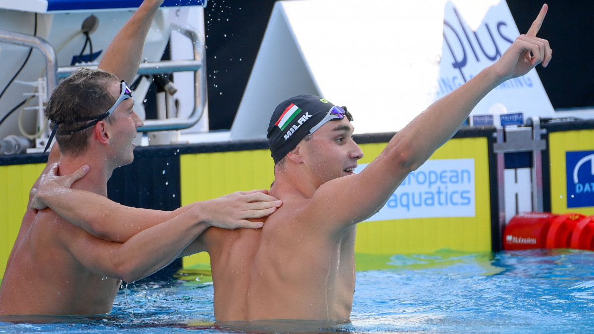 A győztes Milák Kristóf (j) és a második helyezett Márton Richárd a férfi 200 méteres pillangóúszás döntője után a római vizes Európa-bajnokságon a Stadio Del Nuotóban 2022. augusztus 16-án.
