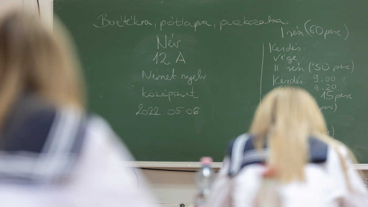 Tájékoztató felirat a táblán a középszintű német írásbeli érettségi vizsgán a Nagykanizsai Zsigmondy Vilmos Szakképző Iskolában 2022. május 6-án.