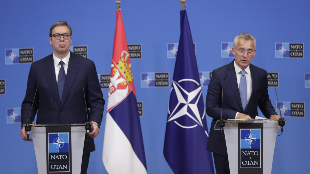 Jens Stoltenberg NATO-főtitkár (j) és Aleksandar Vucic szerb elnök sajtótájékoztatót tart a NATO brüsszeli székházában 2022. augusztus 17-én.