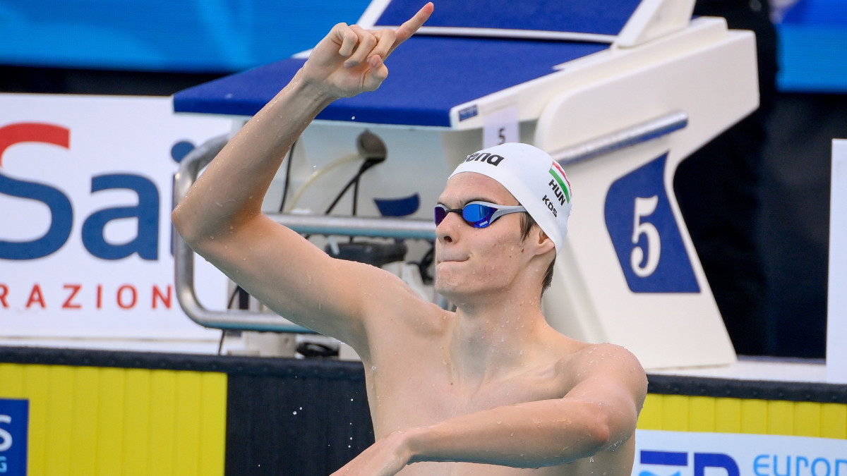 A győztes Kós Hubert a célban a férfi 200 méteres vegyesúszás döntőjében a római vizes Európa-bajnokságon a Stadio Del Nuotóban 2022. augusztus 17-én.