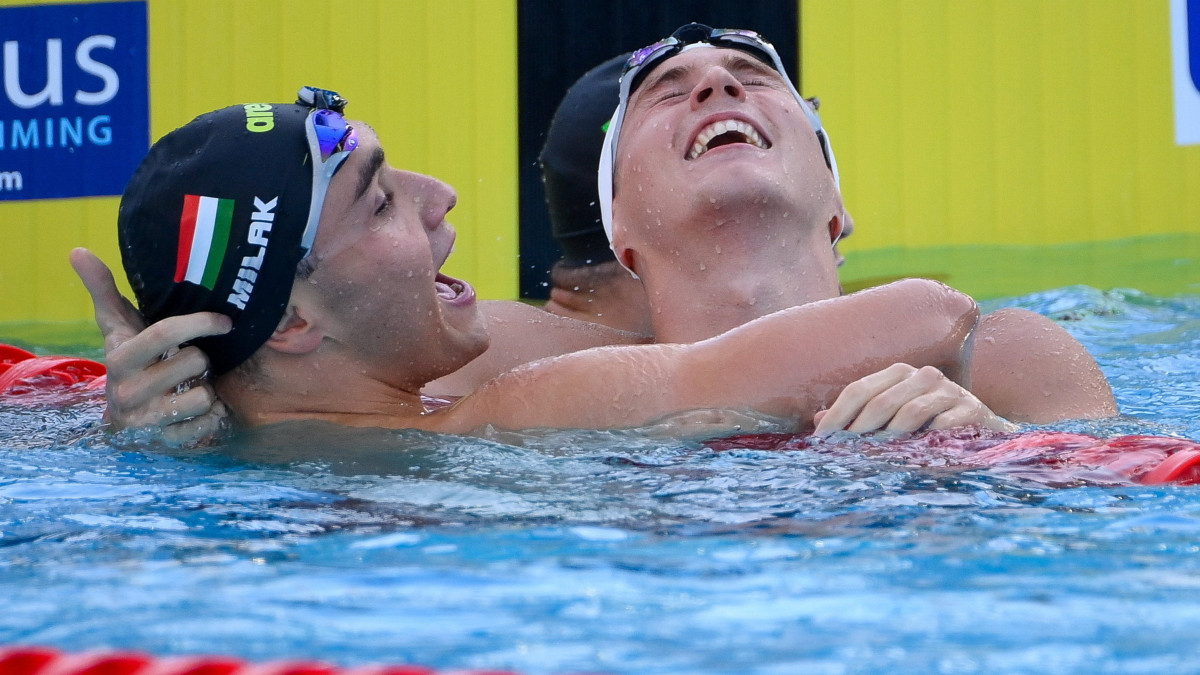 A győztes Milák Kristóf (b) és a második helyezett Márton Richárd a férfi 200 méteres pillangóúszás döntője után a római vizes Európa-bajnokságon a Stadio Del Nuotóban 2022. augusztus 16-án.