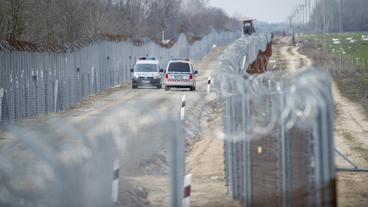 Rendőrautók járőröznek az ideiglenes biztonsági határzár mellett a magyar-szerb határon a Bács-Kiskun megyei Kelebia közelében 2018. március 22-én.