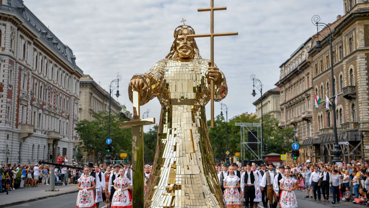 Szent Istvánt ábrázoló installáció az államalapítás és az államalapító Szent István király ünnepén tartott felvonuláson a budapesti Andrássy úton 2021. augusztus 20-án.