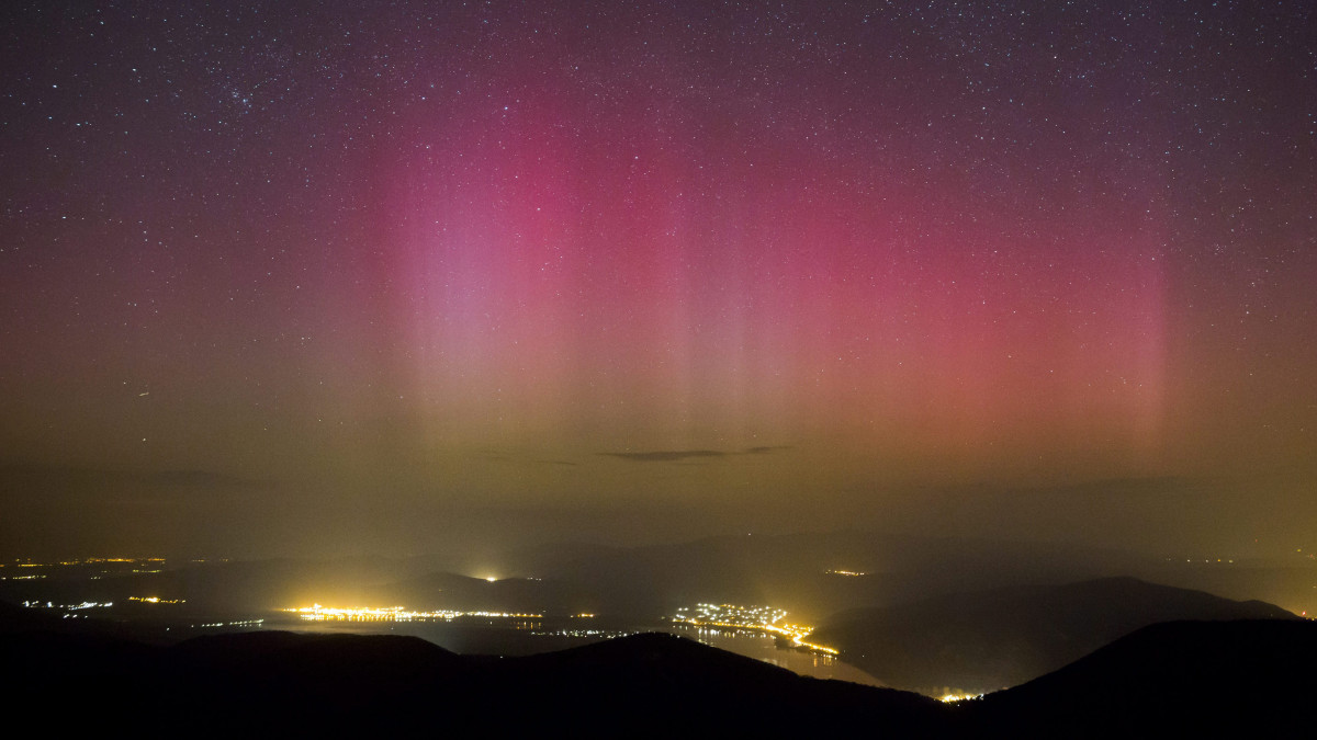 Sarki fény (aurora borealis) a dobogókői kilátóból fotózva 2015. március 18-án.