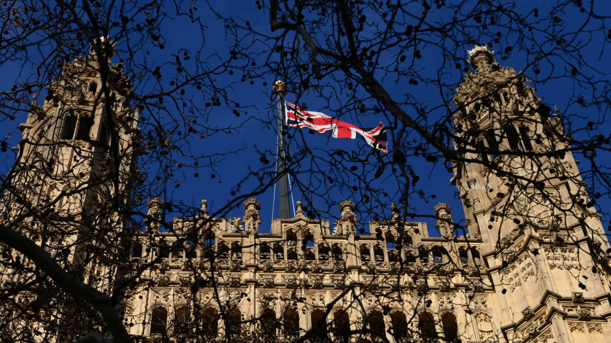 A brit parlament londoni épülete 2020. december 30-án. A brit parlament alsóháza a soron kívül összehívott ülésnapon nagy többséggel jóváhagyta az Egyesült Királyság és az Európai Unió jövőbeni kétoldalú kapcsolatrendszerének feltételeit rögzítő megállapodást.