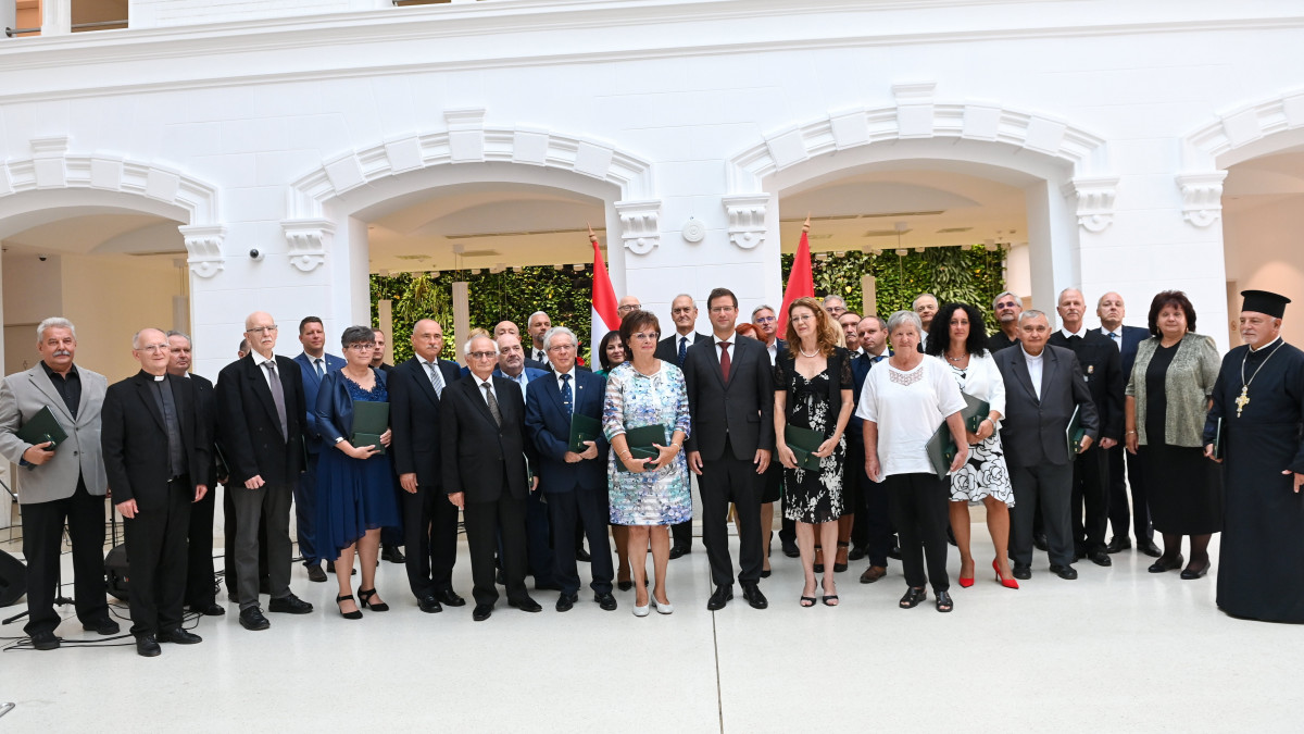 Gulyás Gergely, a Miniszterelnökséget vezető miniszter (középen) a díjazottak társaságában az államalapítás napja alkalmából tartott, állami kitüntetések átadásával egybekötött ünnepségen a Károlyi-Csekonics-palotában 2022. augusztus 19-én.