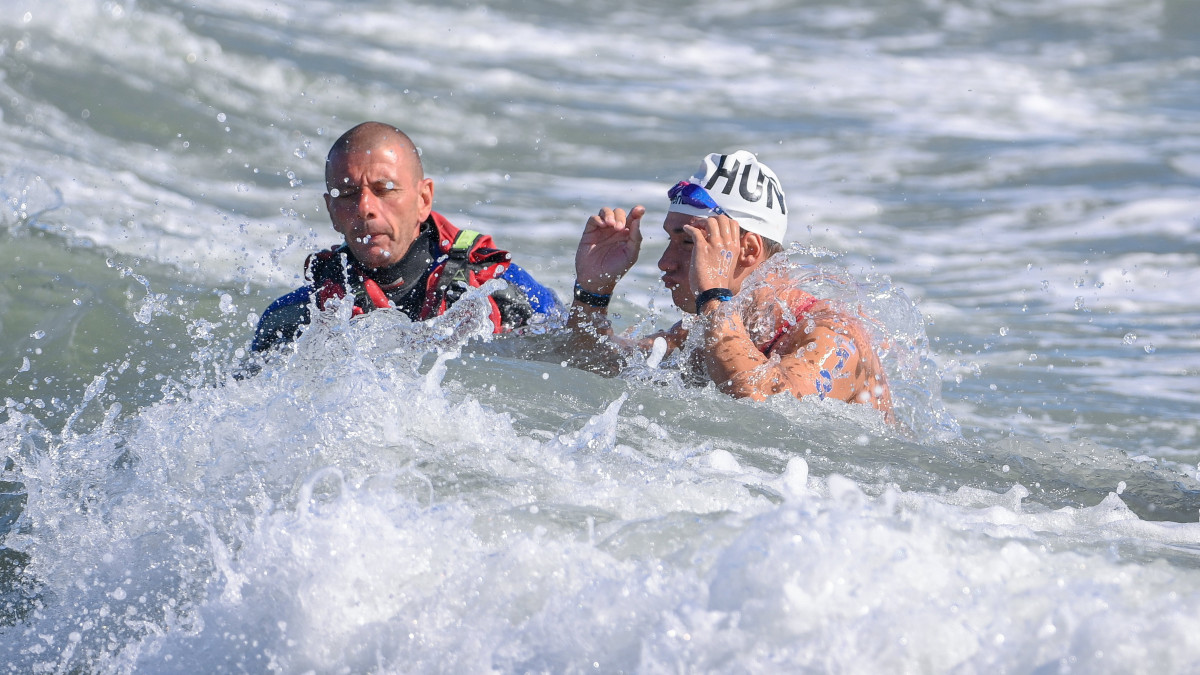Gálicz Pétert vízimentő hozza ki a partra a férfi nyíltvízi úszók 25 kilométeres, a kedvezőtlen időjárás miatt megállított versenyén a római vizes Európa-bajnokságon Ostiában 2022. augusztus 20-án.
