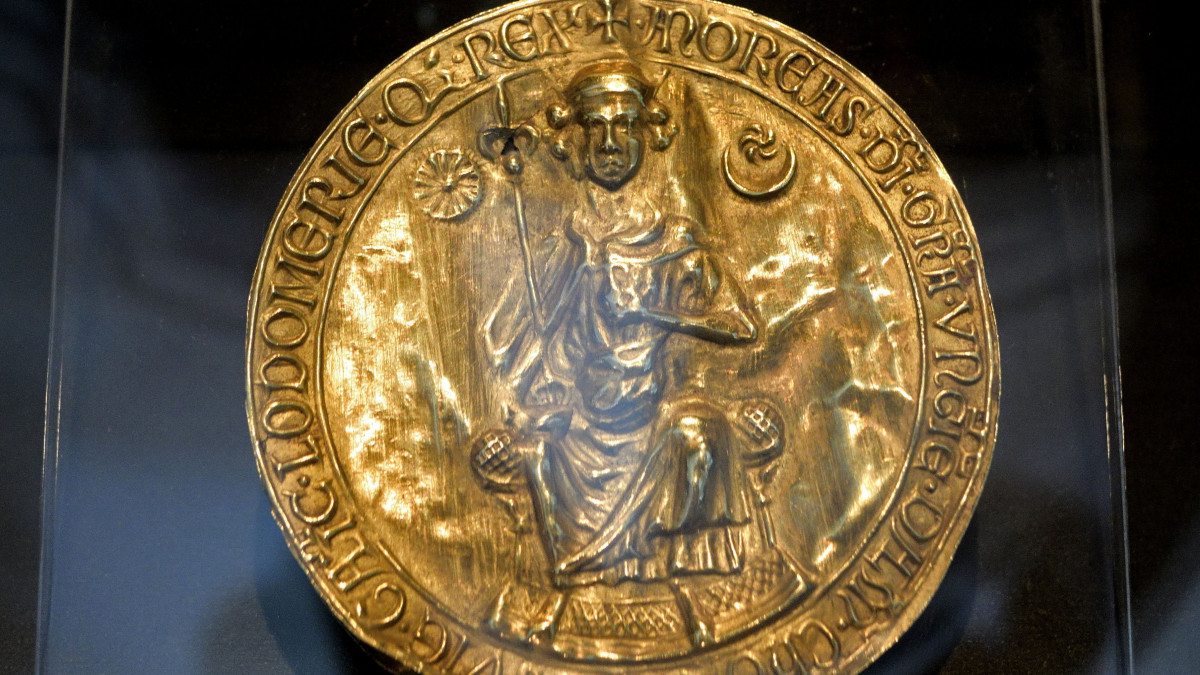 Az 1222-ben II. András király által kiadott, a magyar nemesség jogait első ízben rögzítő Aranybulla eredeti, királyi hitelesítő aranypecsétje a Magyar Nemzeti Levéltár budavári épületében 2022. augusztus 20-án. Ezen a napon az Aranybulla kibocsátásának 800 éves évfordulója és az államalapítás ünnepe alkalmából nyílt napot tartott a Magyar Nemzeti Levéltár, amelyen II. András arany függőpecsétjeit és a korszakhoz kapcsolódó legfontosabb dokumentumokat ismerhette meg a közönség.