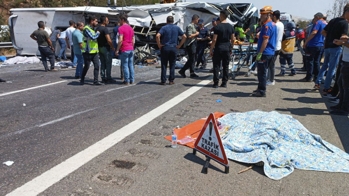 Ganziatep tartomány, 2022. augusztus 20.Emberek egy autóbusz roncsánál a délkelet-törökországi Ganziatep és Nizip városokat összekötő autópályán 2022. augusztus 20-án, miután a busz egy korábbi közúti balesetnél dolgozókat gázolt el. A gázolásnak tizenöt halálos áldozata és huszonkét sebesültje van. Az áldozatok között mentősök, tűzoltók és újságírók is vannak, mindegyikük török állampolgár.