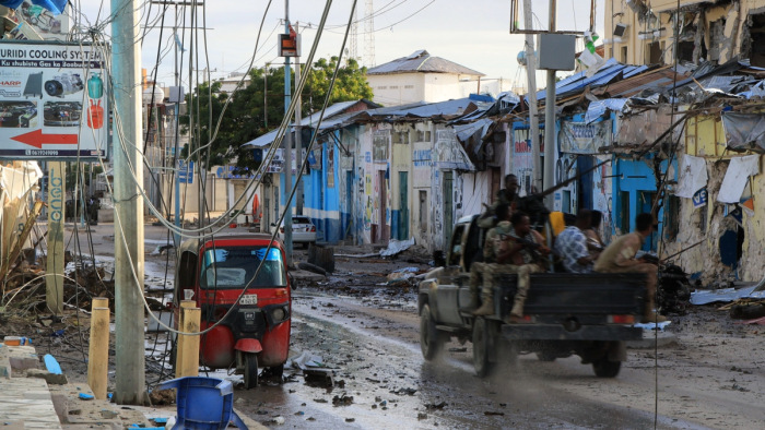 Terroristák a szállodában: harminc órás harc, 13 civil halott Szomáliában