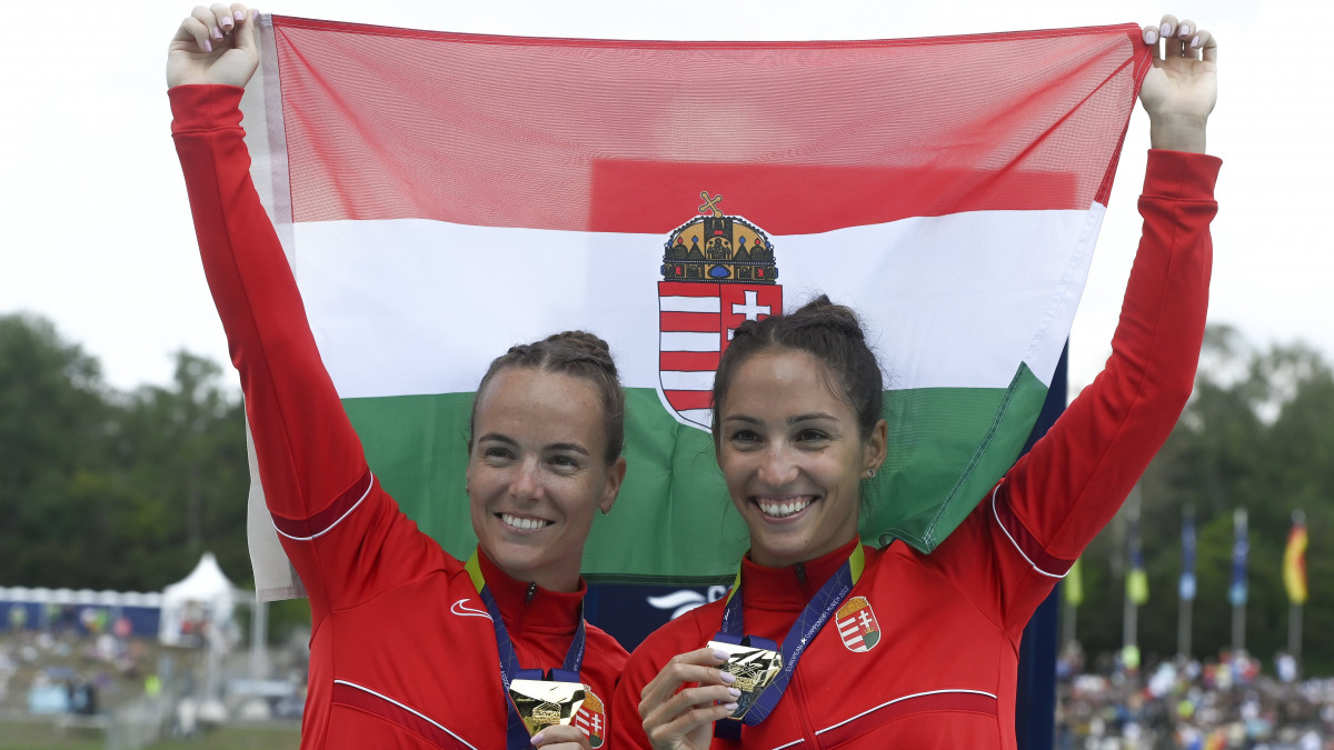 Az aranyérmes Kiss Blanka (b) és Lucz Anna, a női kajak kettes 200 méteres versenyének eredményhirdetésén a müncheni multisport Európa-bajnokságon 2022. augusztus 21-én.