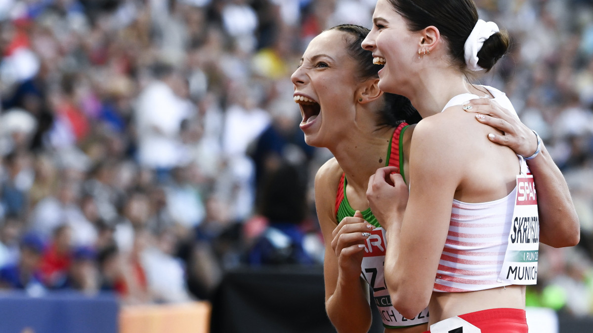 Kozák Luca (b) és a lengyel Pia Skrzyszowskak a női 100 méteres gátfutás elődöntőjében a müncheni multisport Európa-bajnokságon 2022. augusztus 18-án. A magyar versenyző futammásodikként, 12.69 másodperces országos csúccsal jutott be a fináléba.