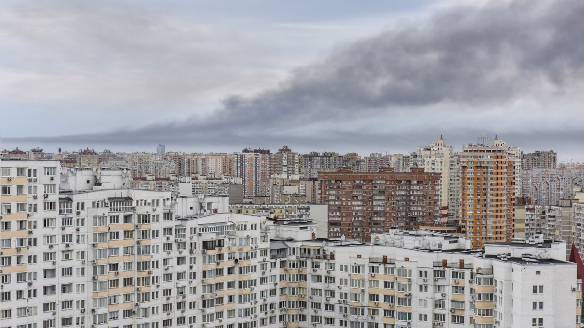 Füst száll fel egy lakótelep mögött Kijevben 2022. június 5-én. Ezen a napon a Kijev nyugati részén lévő Darnicki és Dniprovszki kerületből robbanásokról számoltak be. Vitalij Klicsko, az ukrán főváros polgármestere Telegramon pedig emlékeztetett arra, hogy hetek óta ez az első ilyen jellegű támadás Kijev ellen.