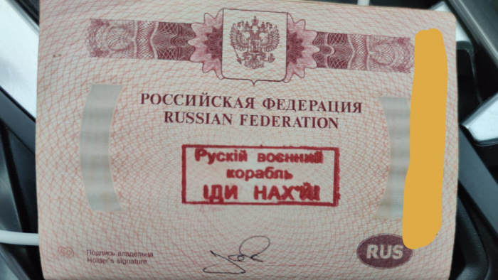 A Kígyó-szigeten elhíresült mondatot pecsételték egy orosz útlevélbe