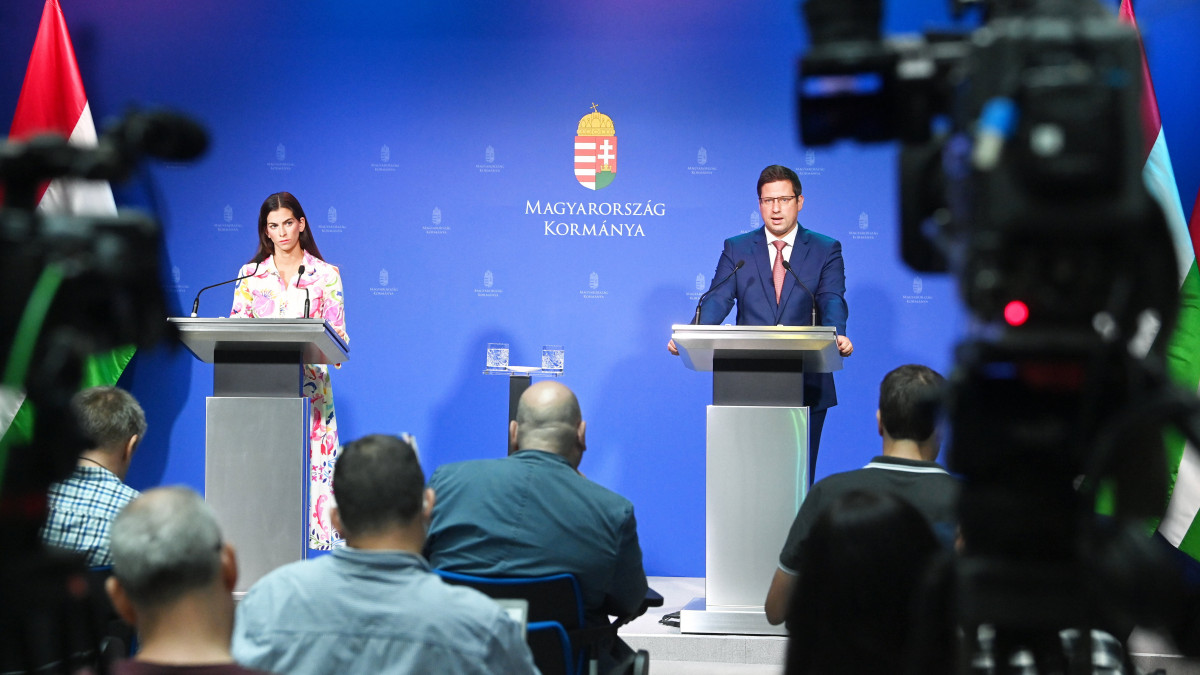 Gulyás Gergely Miniszterelnökséget vezető miniszter és Szentkirályi Alexandra kormányszóvivő a Kormányinfó sajtótájékoztatón a Miniszterelnöki Kabinetiroda Garibaldi utcai sajtótermében 2022. augusztus 23-án.