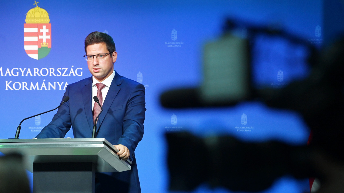 Gulyás Gergely Miniszterelnökséget vezető miniszter a Kormányinfó sajtótájékoztatón a Miniszterelnöki Kabinetiroda Garibaldi utcai sajtótermében 2022. augusztus 23-án.