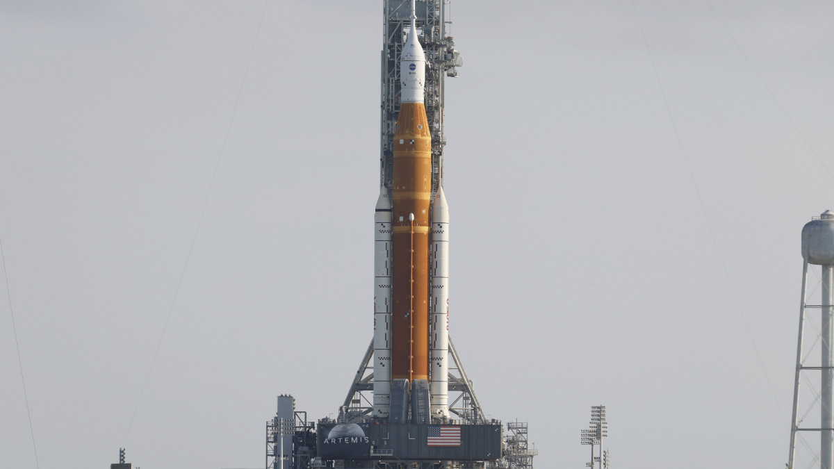 Az Orion amerikai Hold-űrhajó egy Artemis hordozórakétával összekapcsolva a Kennedy Űrközpont kilövőállásán, a floridai Cape Canaveralben 2022. augusztus 17-én. A NASA augusztus 29-én tervezi felbocsátani tesztrepülésre az űrhajót, amelynek fedélzetén csak három kísérleti bábut helyeznek el, a rajtuk elhelyezett érzékelők mérik majd a sugárzást és a keletkező rezgéseket a Hold-utazás alatt. A NASA Artemis-programjának ez lesz az első próbarepülése, a tervek szerint hat hétig fog tartani.