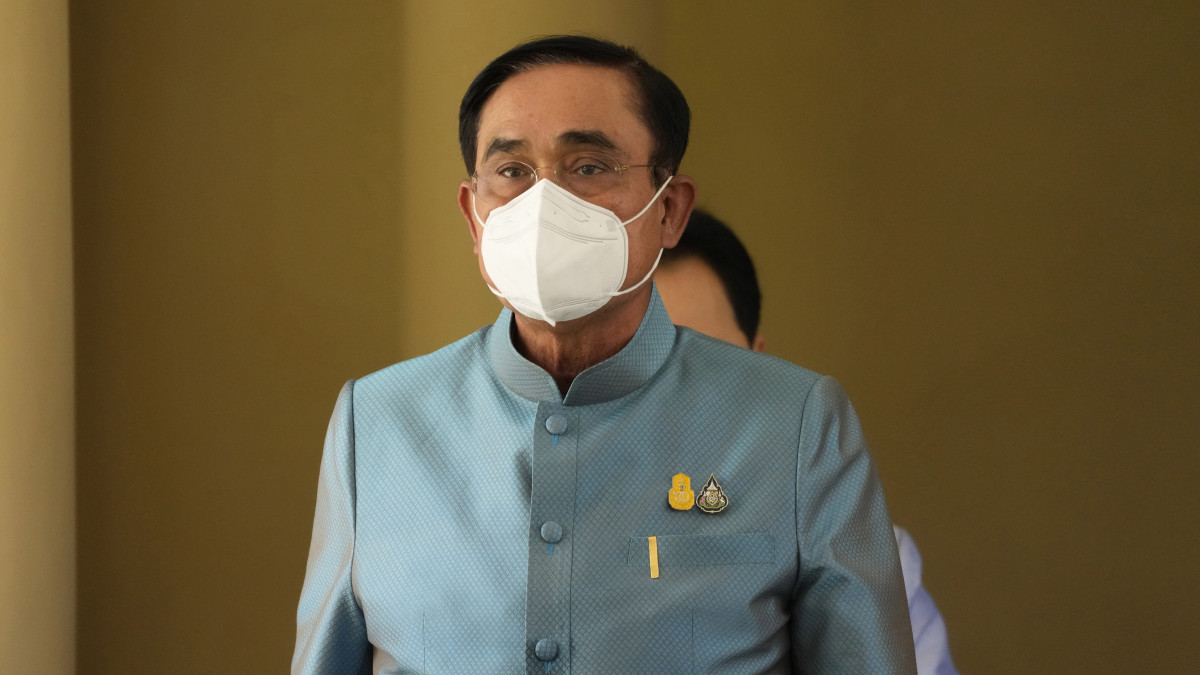 Prajuth Csan-ocsa thaiföldi miniszterelnök távozik egy kabinetülés végén a bangkoki kormányhivatalból 2022. augusztus 23-án. Az előző napon ellenzéki képviselők petíciót nyújtottak be a thaiföldi alkotmánybíróságnak, amelyben a miniszterelnöki mandátum érvényességének felülvizsgálatára szólították fel a testületet. Csan-ocsa ugyanis 2014. május 23. óta tölti be a kormányfői posztot, az ország alkotmánya értelmében azonban a mindenkori kormányfő legfeljebb két egymást követő négyéves hivatali ciklust szolgálhat.